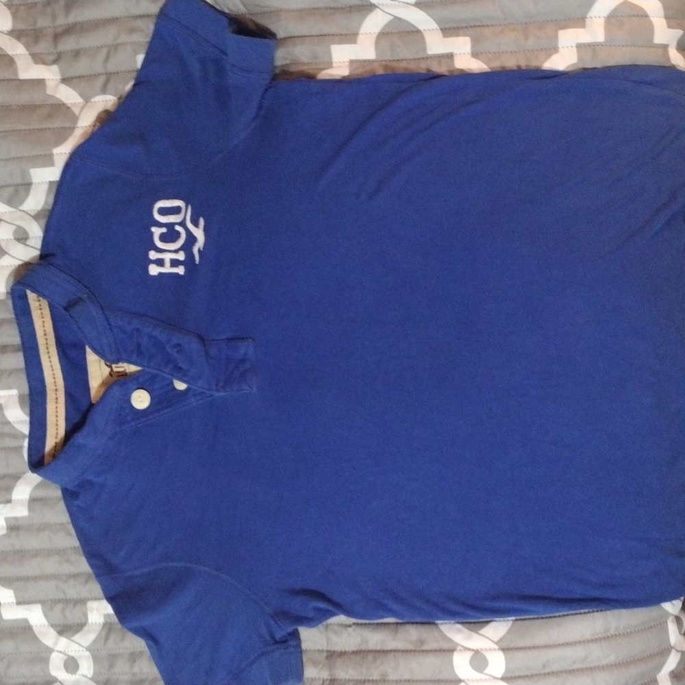 Hollister embroidered 2 button neck short sleeve shirt
